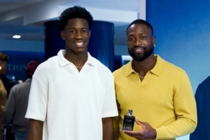 表情略显拘谨！76人探花埃奇库姆与韦德参加活动并合影